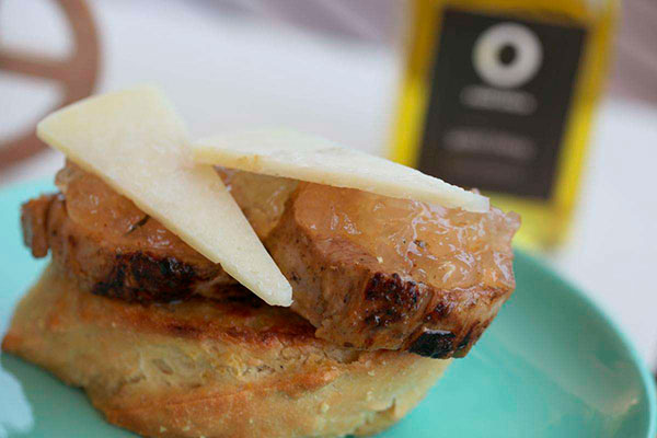 TARTINE DE FILET MIGNON À L’OIGNON CARAMÉLISÉ ET AU FROMAGE