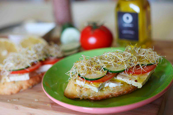 Toast au tofu et crudites