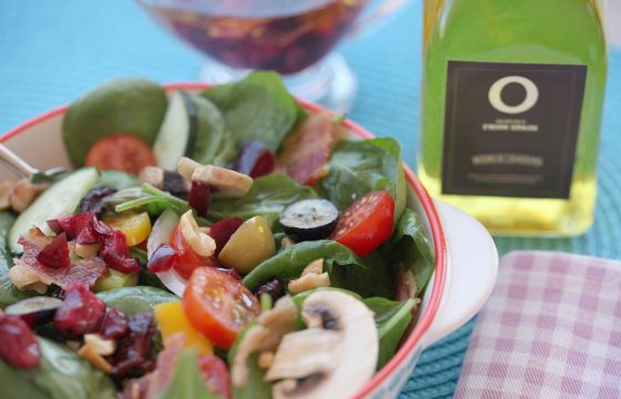 Salade à la vinaigrette brillante de cerise