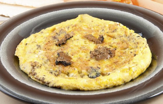 Omelette aux truffes et aux noix de Lalbenque