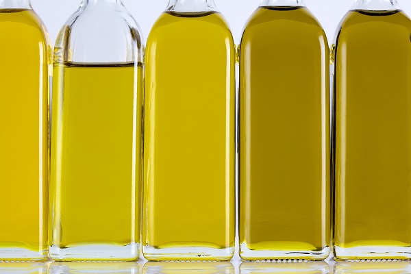 Bouteilles d'huile d'olive dans une rangée et différentes nuances